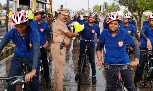 பெண் போலீசார் சைக்கிள் பேரணிக்கு வரபேற்பு