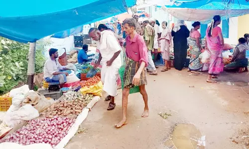 அபிராமம் வாரச்சந்தையில் எலக்ட்ரானிக் தராசுகளிலும் எடை மோசடி
