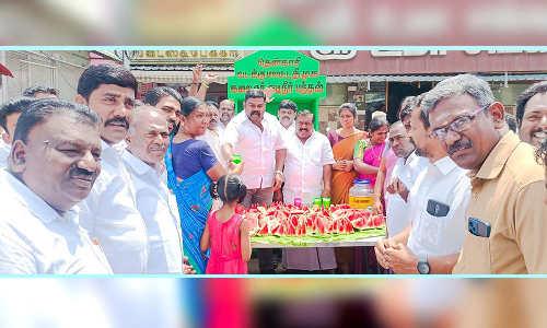 சங்கரன்கோவிலில்  பொதுமக்களுக்கு நீர், மோர்-பழங்கள்: ராஜா எம்.எல்.ஏ. வழங்கினார்