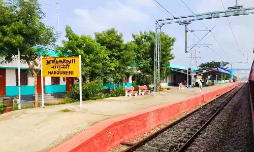 இரட்டை ரெயில் பாதை ஆய்வின் போது நாங்குநேரி ரெயில் நிலையத்தில், கோட்ட  மேலாளரை பொதுமக்கள் முற்றுகை