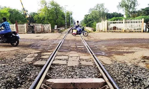 பாவூர்சத்திரம் ரெயில்வே கேட்டில் சீராக அமைக்கப்படாத சிமெண்ட் சிலாப்புகளால் வாகன ஓட்டிகள் அவதி