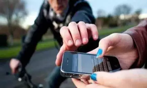 நடந்து செல்வோரை குறிவைத்து செல்போன் பறிக்கும் கும்பல்