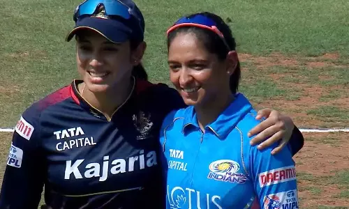 மகளிர் பிரீமியர் லீக்- பெங்களூர் அணிக்கு எதிராக மும்பை அணி பந்து வீச்சு தேர்வு