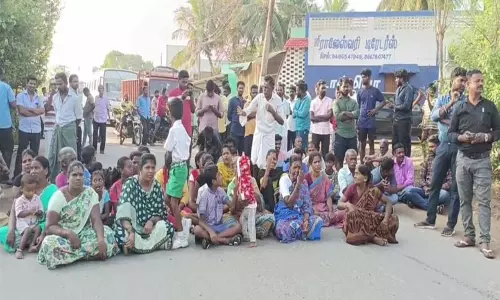 செல்போன் டவர் அமைக்க எதிர்ப்பு தெரிவித்து கிராம மக்கள் மறியல்