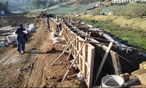 கோத்தகிரி அருகே தடுப்புச் சுவர்கள் அமைக்கும் பணி