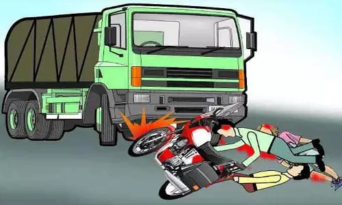 பைக் மீது லாரி மோதி சிறுவர்கள் 2 பேர் சாவு