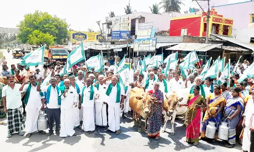 பால் விலையை உயர்த்தக்கோரி விவசாயிகள் ஆர்ப்பாட்டம்