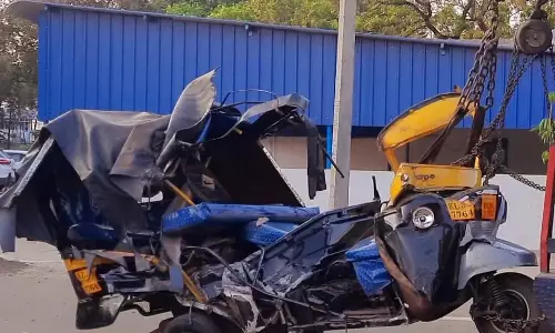 சூலூர் அருகே ஆட்டோ மீது லாரி மோதியது- டிரைவர் பலி