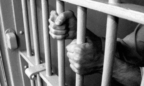 24 பேரிடம் கைவரிசை காட்டிய மின்வாரிய ஊழியர் சிறையில் அடைப்பு