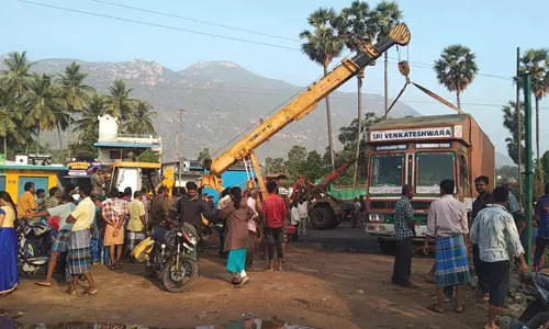 சாலை ஓர பள்ளத்தில் இறங்கிய கண்டெய்னர் லாரி