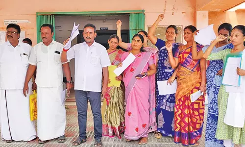 தம்மம்பட்டி பேரூராட்சியை கண்டித்து கவுன்சிலர்கள் ஆர்ப்பாட்டம்