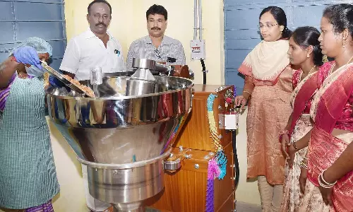 வாழ்ந்து காட்டுவோம் திட்டம்: மரச்செக்கு எண்ணெய் உற்பத்திக் கூடத்தை துவக்கி வைத்த கலெக்டர்