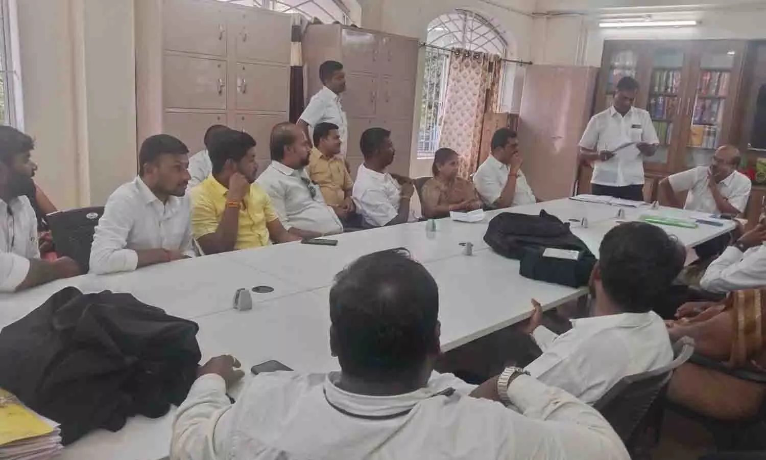 பல்லடம் வக்கீல்கள் சங்க புதிய நிர்வாகிகள் தேர்வு அடுத்த மாதம் 27-ந் தேதி நடக்கிறது பல்லடம் வக்கீல்கள் சங்க புதிய நிர்வாகிகள் தேர்வு அடுத்த மாதம் 27-ந் தேதி நடக்கிறது