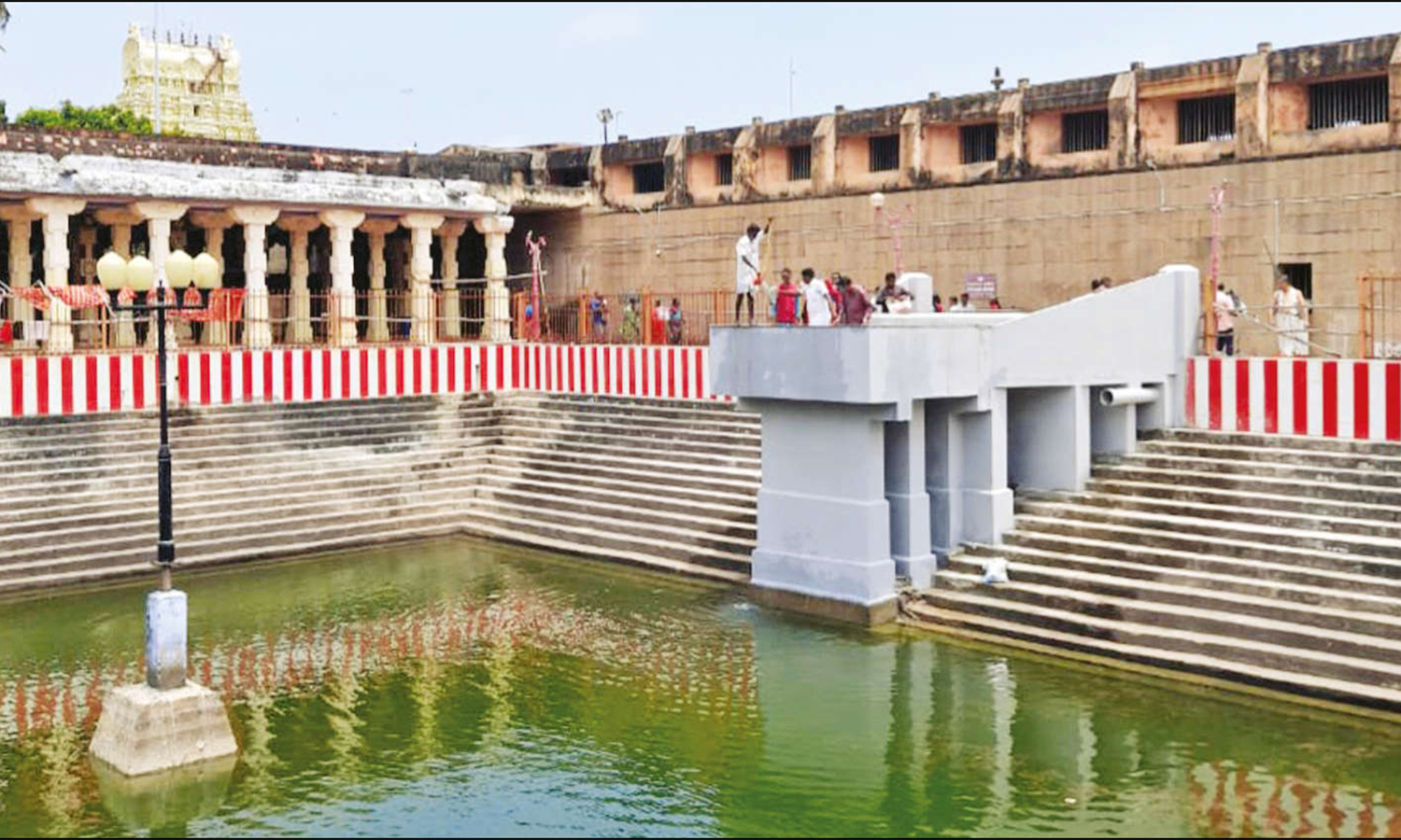 ராமேசுவரம் கோவிலில் சேதுமாதவ தீர்த்த தெப்பக்குளத்தில் புனித நீராடிய பக்தர்கள்