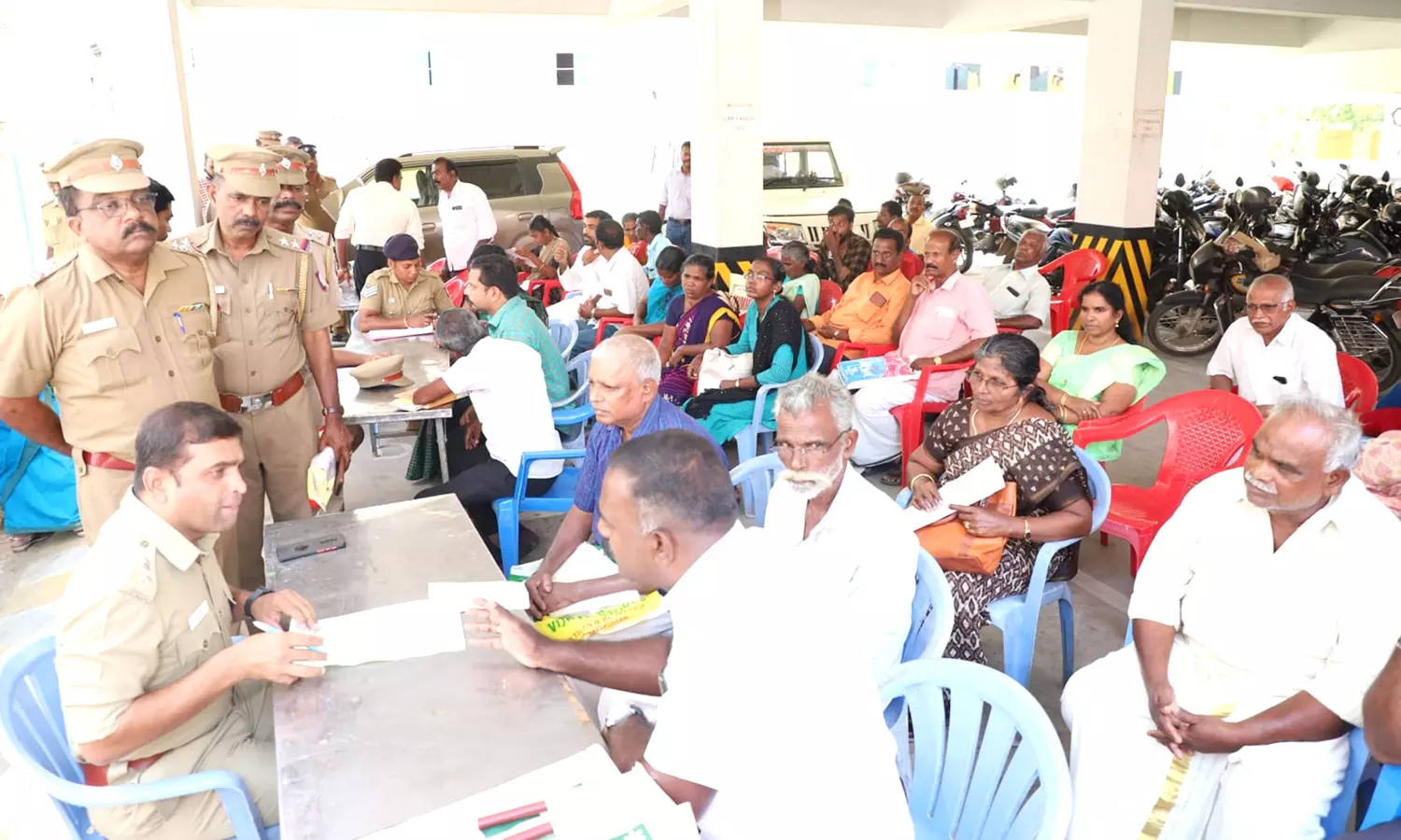 இதுவரை 800 புகார் மனுக்களுக்கு தீர்வு - மாவட்ட போலீஸ் சூப்பிரண்டு ஹரிகிரண் பிரசாத் பேட்டி இதுவரை 800 புகார் மனுக்களுக்கு தீர்வு - மாவட்ட போலீஸ் சூப்பிரண்டு ஹரிகிரண் பிரசாத் பேட்டி