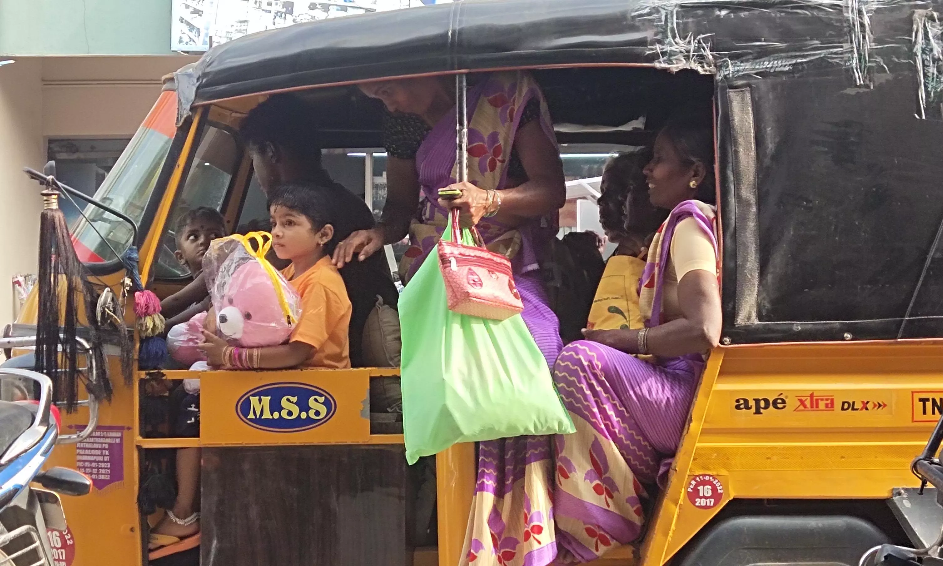 பாலக்கோட்டில் விதிகளை மீறி ஆட்டோக்களில் 15 பேர் பயணம் பாலக்கோட்டில் விதிகளை மீறி ஆட்டோக்களில் 15 பேர் பயணம்