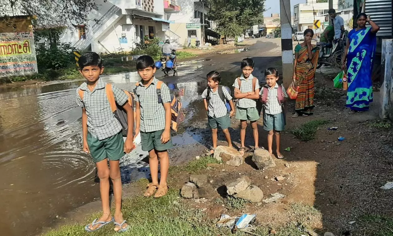 சாலையில் தேங்கி கிடக்கும் சாக்கடை கழிவு நீரால் மாணவர்கள் அவதி
