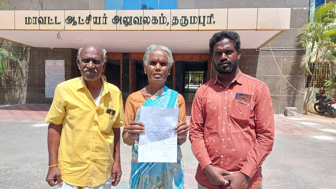 மலேசியாவில் சிக்கி தவிக்கும் எனது மகனை மீட்டு தர வேண்டும்-கலெக்டரிடம் தாய் மனு மலேசியாவில் சிக்கி தவிக்கும் எனது மகனை மீட்டு தர வேண்டும்-கலெக்டரிடம் தாய் மனு