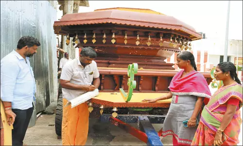 திருத்தணி முருகன் கோவிலில் ரூ.4 கோடியில் மரத்தேரில் வெள்ளி தகடுகள் பதிக்கும் பணி