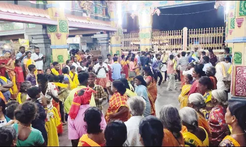 பண்ணாரி மாரியம்மன் கோவிலில் பூச்சாட்டுதலுடன் குண்டம் விழா தொடங்கியது