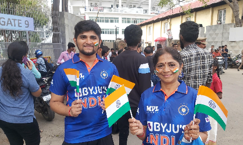 இந்தியா-ஆஸ்திரேலியா மோதும் கடைசி ஒருநாள் போட்டி: சேப்பாக்கத்தில் குவிந்த ரசிகர்கள்