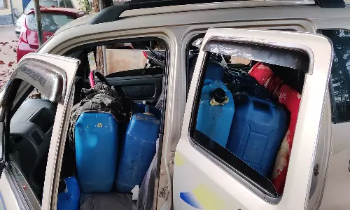 களியக்காவிளை அருகே கேரளாவிற்கு காரில் கடத்த முயன்ற 700 லிட்டர் மண்எண்ணை பறிமுதல்