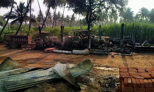 வடமாநில தொழிலாளர் குடிசைகளுக்கு மீண்டும் தீ வைப்பு- 3 டிராக்டர்கள் எரிந்து நாசம்