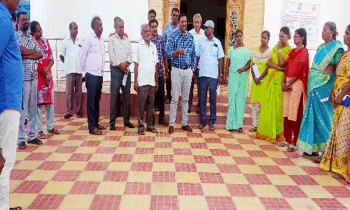 வட்டார வளர்ச்சி அலுவலக வளாகத்தில் ஊழியர்கள் திடீர் ஆர்ப்பாட்டம்