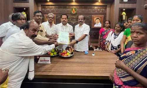 இலவச வீட்டுமனை பட்டா கேட்டு முடி திருத்தம் தொழிலாளர்கள் மனு