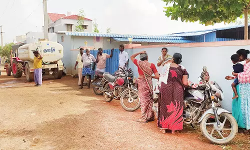 தண்ணீர் விற்பனை மையத்தை முற்றுகையிட்ட பொதுமக்கள்