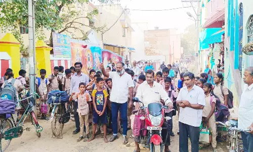 சாலை பணியை விரைந்து முடிக்க கோரி பொதுமக்கள் மறியல்