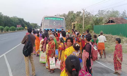 திண்டிவனம் அருகே நடுேராட்டில் பழுதாகி நின்ற அரசு பஸ்பயணிகள் அவதி