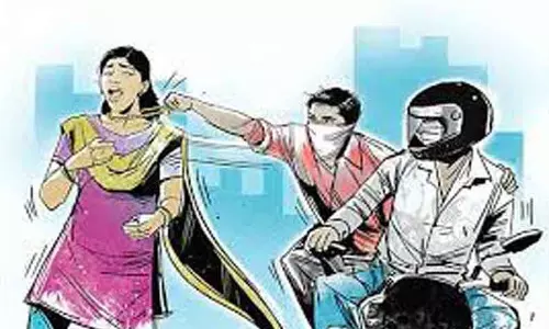 கோவையில் இளம்பெண்ணிடம் செயின் பறிப்பு