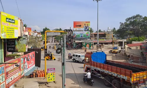 கோவை இடையர்பாளையத்தில் இயங்காத சிக்னல்-தாறுமாறாக செல்லும் வாகனங்கள்