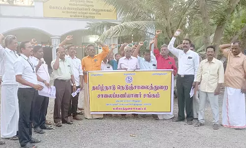 சாலை பணியாளர் சங்கத்தினர் ஆர்ப்பாட்டம்