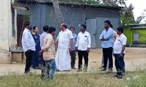 புதிய ஆழ்துளை கிணறு அமைக்கும் இடத்தை  பேரூராட்சி தலைவர் ஆய்வு