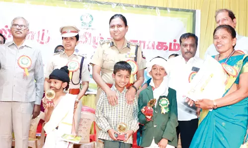 ஏற்காட்டில் தமிழ் சங்கம் சார்பில்பள்ளி மாணவர்களுக்கு பாராட்டு விழா