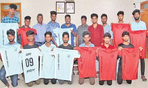 கைப்பந்து கழகம் சார்பில் விளையாட்டு வீரர்களுக்கு சீருடை