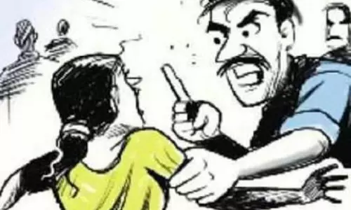 பெண் ஊழியருக்கு கொலை மிரட்டல்