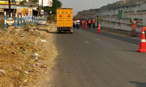 சூளகிரியில்  சாலையோரம் தேங்கி கிடக்கும்  குப்பைகள் அகற்ற கோரிக்கை