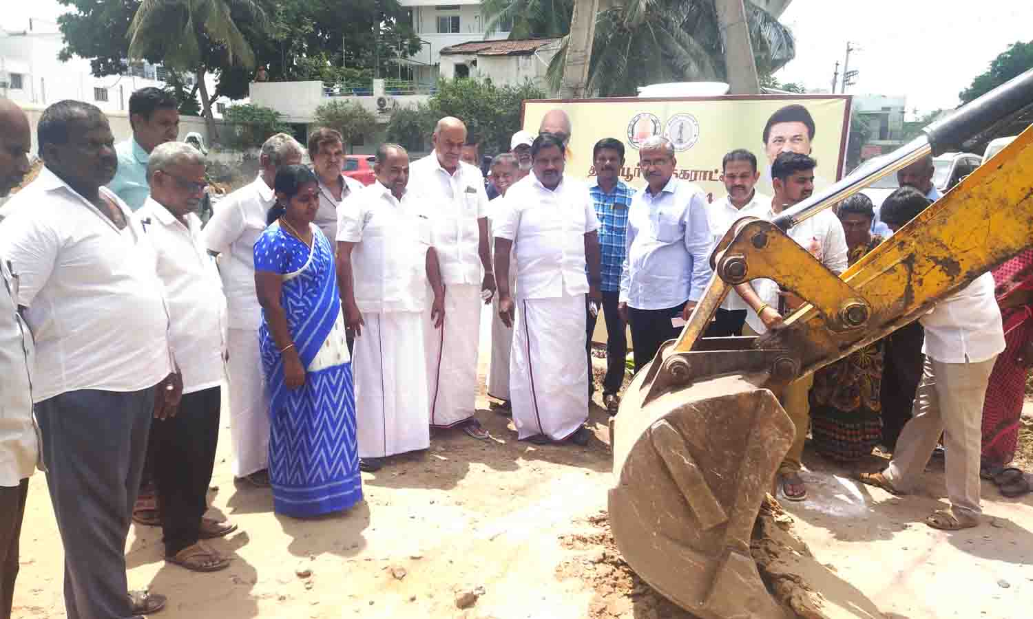 ரூ.14.89 லட்சம் மதிப்பில் தார்ச்சாலை சீரமைப்பு பணி - துணை மேயர், மண்டல தலைவர் தொடங்கி வைத்தனர்