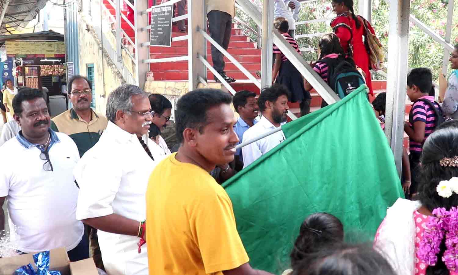 ஓடும் ரெயிலில் ஓவியப் போட்டி-சபாநாயகர் ஏம்பலம் செல்வம் தொடங்கி வைத்தார்