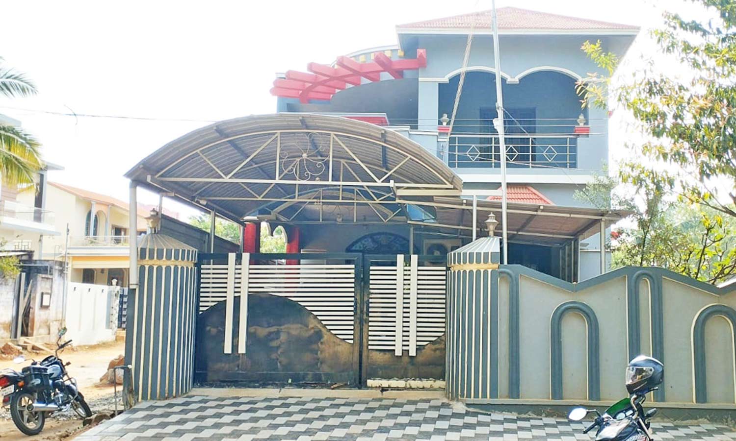 ஆசிரியை வீட்டில் புகுந்து 32 பவுன் நகை கொள்ளை- அரிவாளை காட்டி மிரட்டி மர்மநபர்கள் துணிகரம்