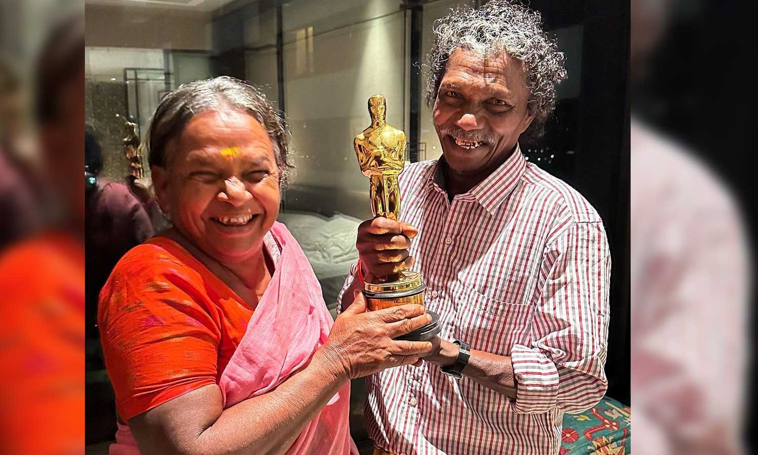 ஆஸ்கர் விருதுடன் தி எலிஃபேண்ட் விஸ்பரர்ஸ் பொம்மன், பெள்ளி தம்பதியினர்..  வைரலாகும் புகைப்படம் | Tamil cinema bomman pelli with oscar award photo  goes viral