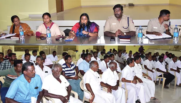 ஜேடர்பாளையத்தில் அடுத்தடுத்து தீ வைப்பு:இருதரப்பினர் இடையே கலெக்டர், எஸ்.பி. அமைதி பேச்சுவார்த்தை