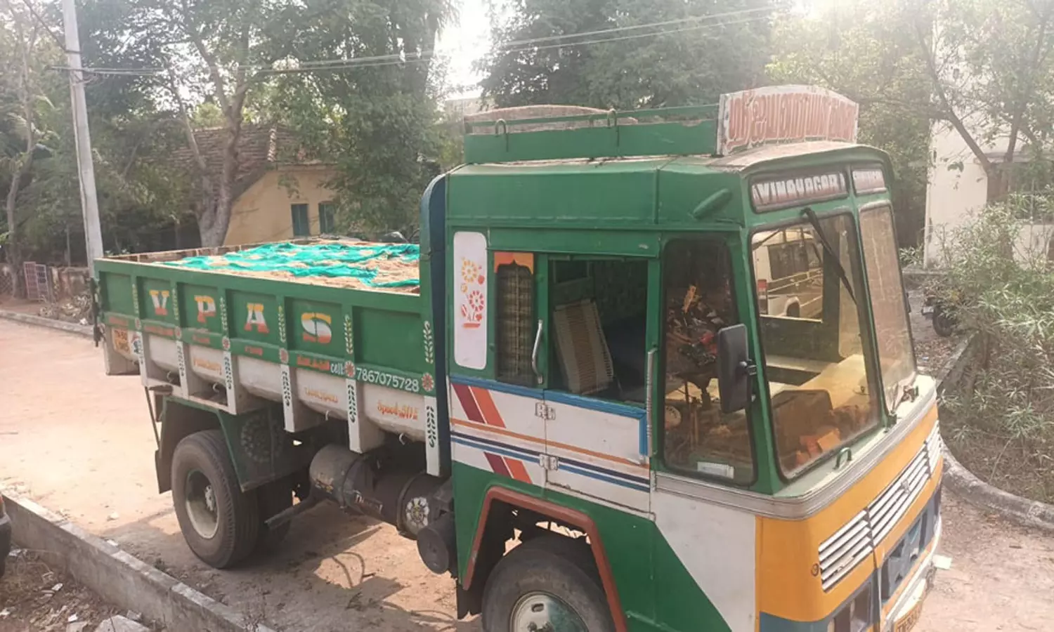 விழுப்புரம் அருகே    மணல் கடத்திய லாரி பறிமுதல்: டிரைவர் தப்பி ஓட்டம்