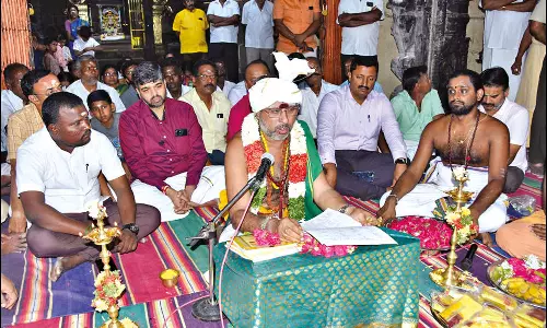 பழனி பெரியநாயகி அம்மன் கோவிலில் பஞ்சாங்கம் வாசிப்பு