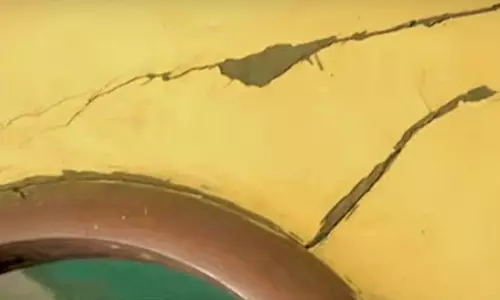 காஞ்சிபுரம் பட்டாசு ஆலை: வெடிமருந்து மூலப்பொருட்கள் உரசியதால் தீ விபத்து ஏற்பட்டது- வீடுகளில் விரிசல்