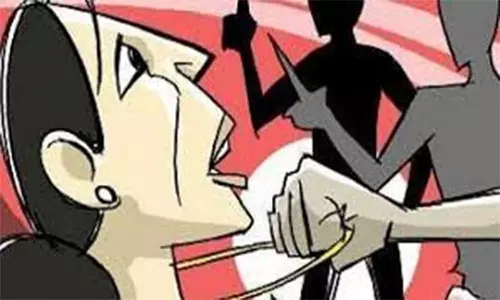 வீடு புகுந்து வங்கி அதிகாரி மனைவியிடம் செயின் பறிப்பு