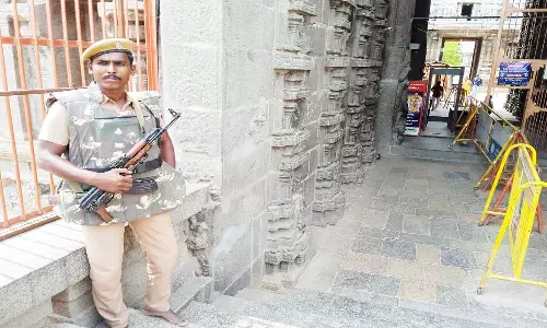 அருணாசலேஸ்வரர் கோவிலில் கத்தியுடன் ரகளை செய்த வாலிபர் கைது